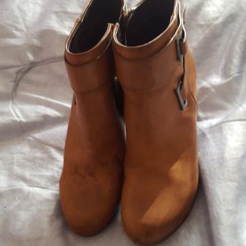 Ženske kožne gležnjače Bata