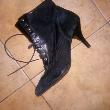 Ženske kraće čizmice na vezanje