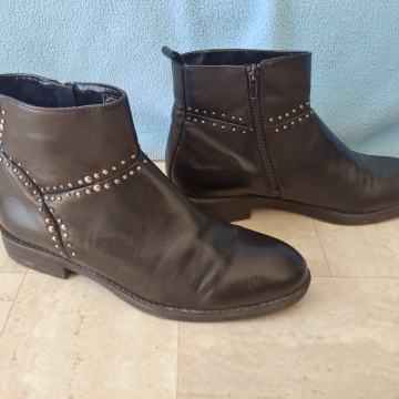 Ženske niske kožne crne čizme, br. 40