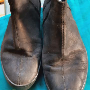 ženske polučizmice od brušene kože crne