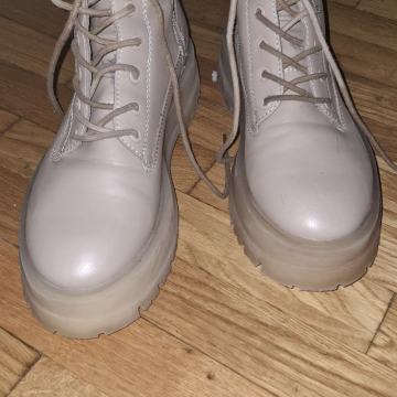 Ženske visoke cipele stradivarus