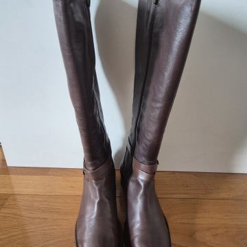 NOVO Ženske visoke kožne čizme vel 38