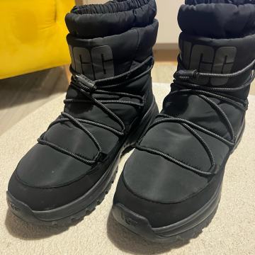 Zimske čizme UGG br. EU39.