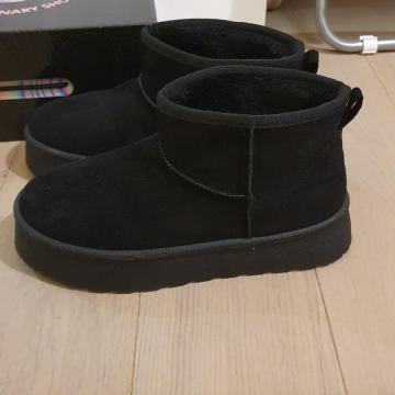 Zimske čizmice, crne, nenošene veličina 38