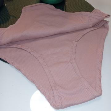 2 komada roza gaćice vel.L za 5 eur