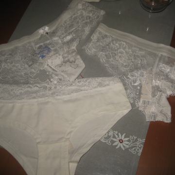 NOVE BIJELE ČIPKANE GAĆICE VEL. L
