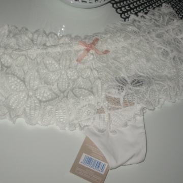 NOVE BIJELE ČIPKANE GAĆICE VEL. M , VEL.L,VEL.XL