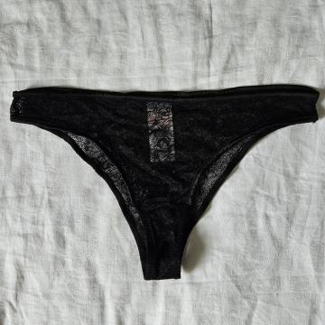 Čipkaste nove crne gaćice