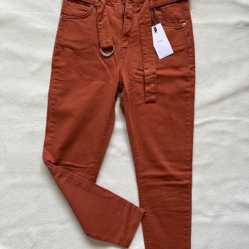 Bershka naranđaste hlače s remenom vl.40