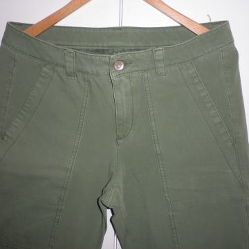 BENETTON - ŽENSKE PAMUČNE KEPER HLAČE 38 M