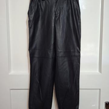 Bershka crne kožne hlače