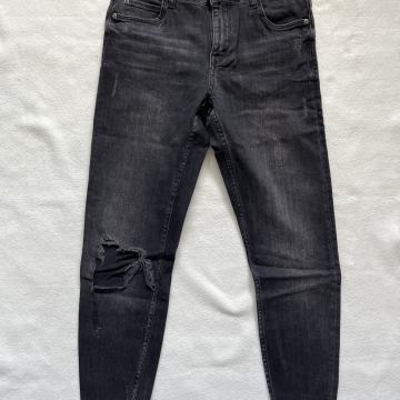 Bershka crne traperice sa poderotinama vl. 38 /TOTALNA ČISTKA