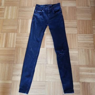 BERSHKA TRAPER HLAČE vel.32