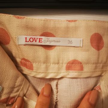 Bež hlače s rozim točkama