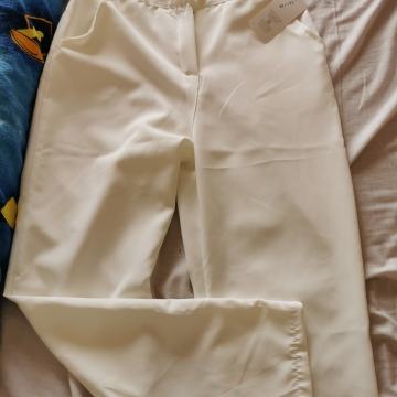 Nove bijele hlače