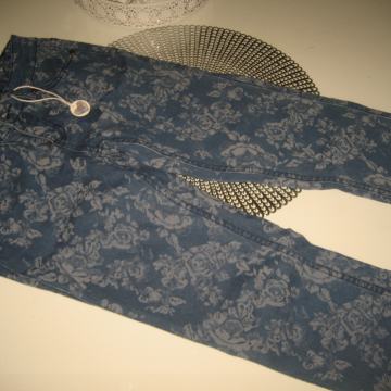 PLAVE HLAČE S CVJETNIM PRINTOM VEL. M - NOVO