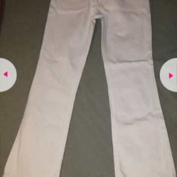 Bijele traperice s natpisom vel S