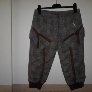 Burberry odlične 3/4 hlače vel.M