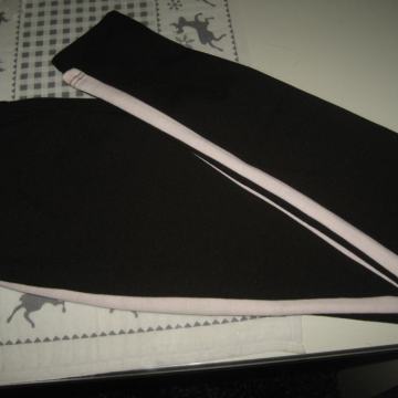 Crne hlače s bočnom bijelom trakom vel.38/40