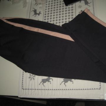 CRNE HLAČE-TAJICE S BOČNOM ROZA TRAKOM VEL. M