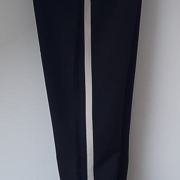 Crne hlače sa crtom novo 36