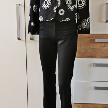 Crne sjajne dugačke hlače broj 36 - 38 model traperica - opseg 70 cm