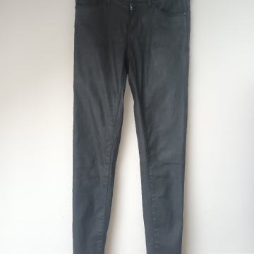 Crne slim fit traperice sjajne 36
