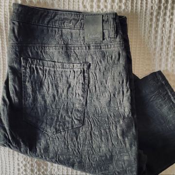 Crne hlaće vel 46 / 2XXL jeans kroj reljefne s elastinom NOVO