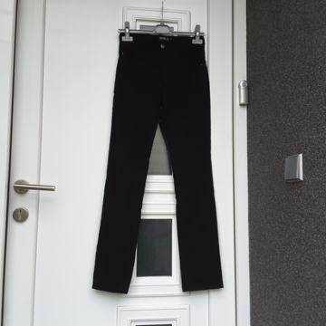 CRNE HLAČE VEL. 38  NOVO