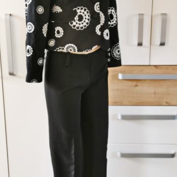 Elegantne crne ženske hlače ZARA broj M - opseg struka 82 cm