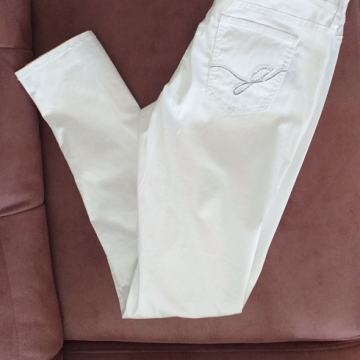 GUESS! BIJELE HLAČE! PRIRODNI MATERIJAL! NOVE SKROZ