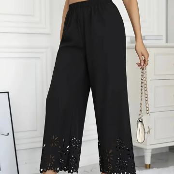 CRNE HLAČE S ČIPKANIM DETALJIMA VEL. M - NOVO