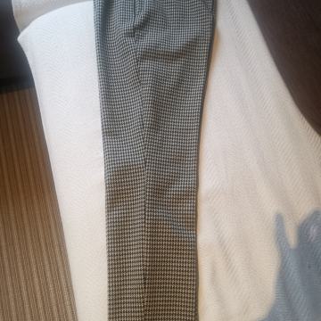 Nove H&M pepita slim rastezljive hlace 38