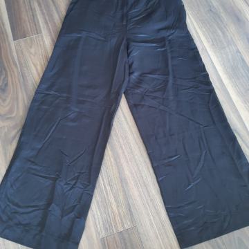 Hlače 38  crne saten