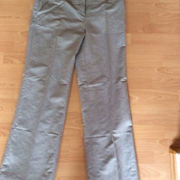 Hlače s etiketom 44