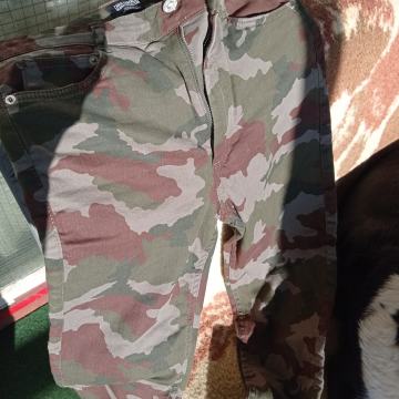 HLAČE Maskirne-br.42-Zara