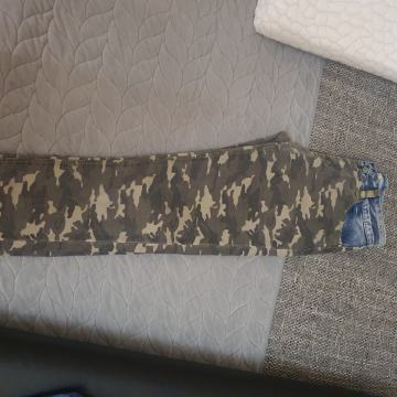 Hlače traperice, 38 broj, maskirne vojne boje