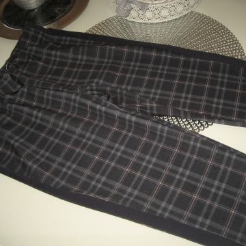 KARIRANE HLAČE NA GUMU VEL. M - NOVO