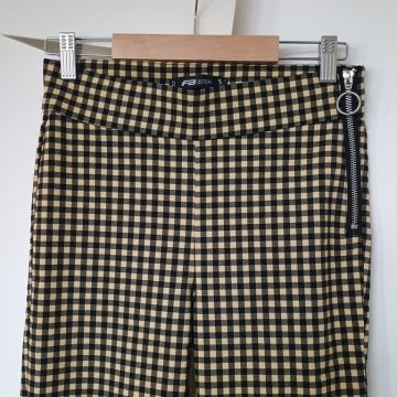 Karirane žuto crne hlače