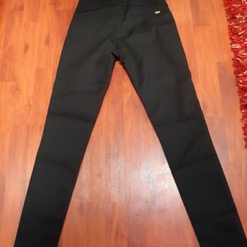 M.SARA CRNE SKINNY HLACE 26