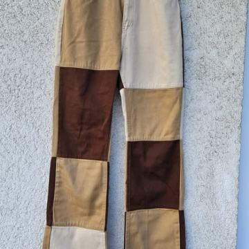 Patchwork hlače u kombinaciji smeđih i bež nijansi.