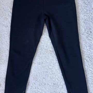 Rastezljive uske Zara crne hlače