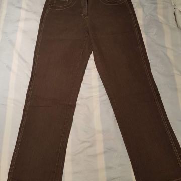 Tamnosmeđe jeans hlače