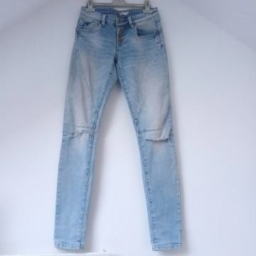 Svijetlo plave izrezane ravne traperice 36