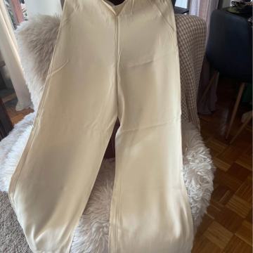 Zara hlace nove bez etikete L