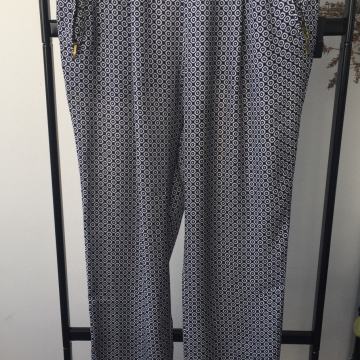 Zara hlače zanimljivog uzorka, XS