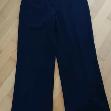 Ženske crne poslovne hlače vel 42