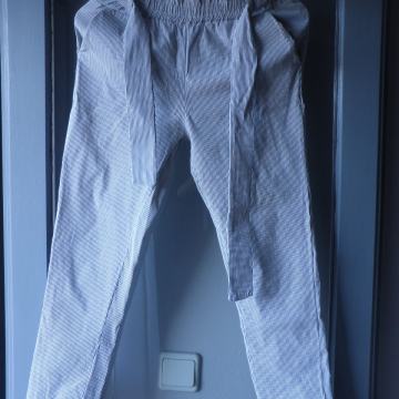 ŽENSKE LAGANE PAMUČNE KAPRI HLAČE 34 XS