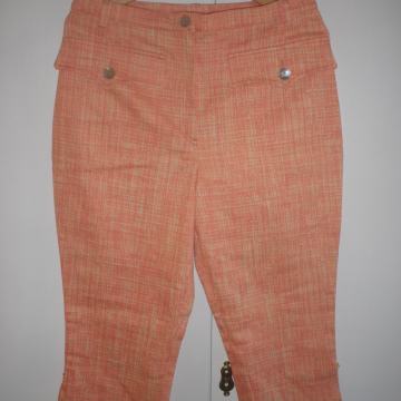 ŽENSKE STRUKIRANE PAMUČNE KAPRI HLAČE 42 - 44 L