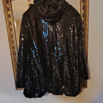 .Jakna šljokičasta sa kapuljačom M  5e
Jakna parka u izgledu kože 5 e